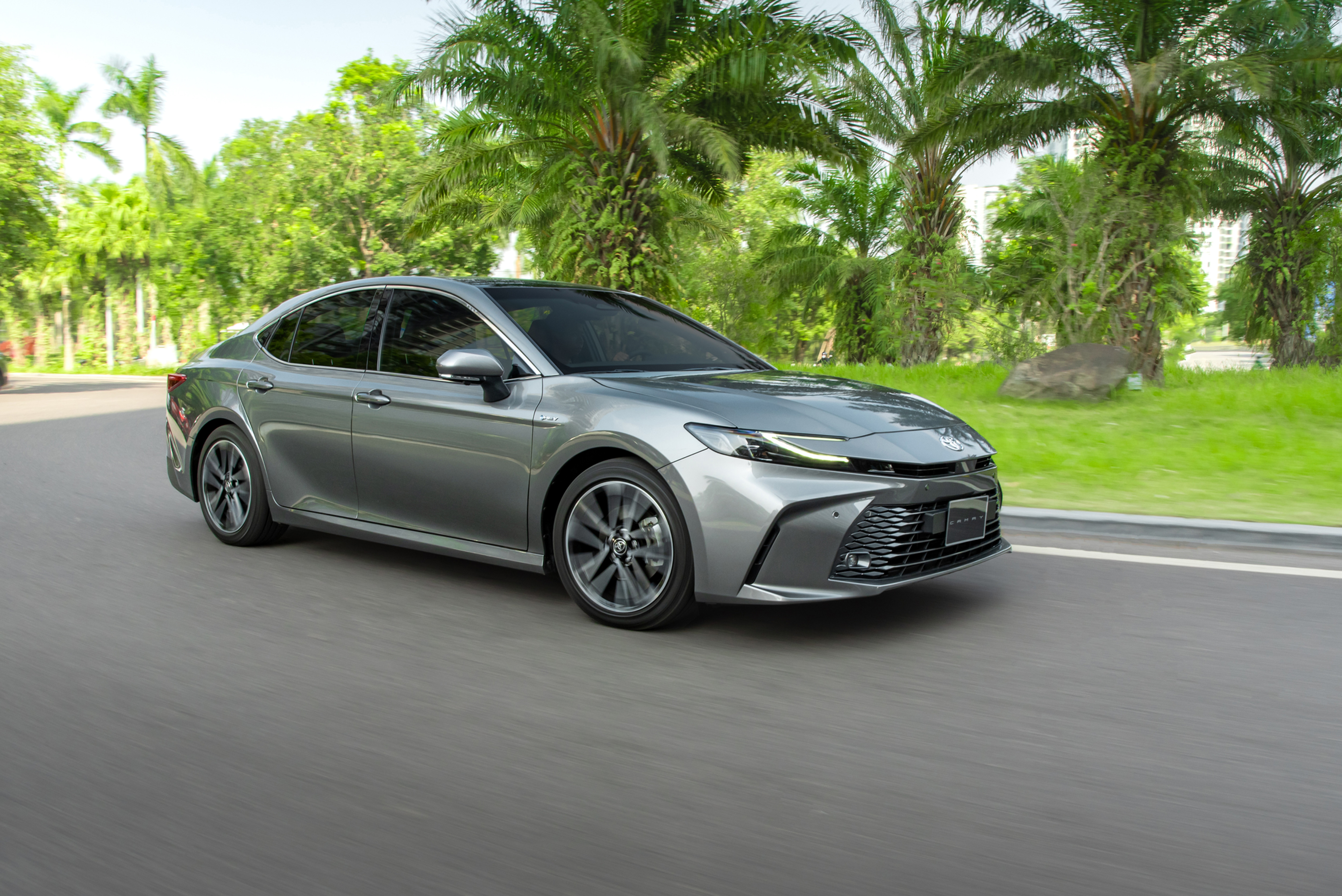 Giá xe Camry Hybrid 2025 niêm yết (Tháng 10/2025)