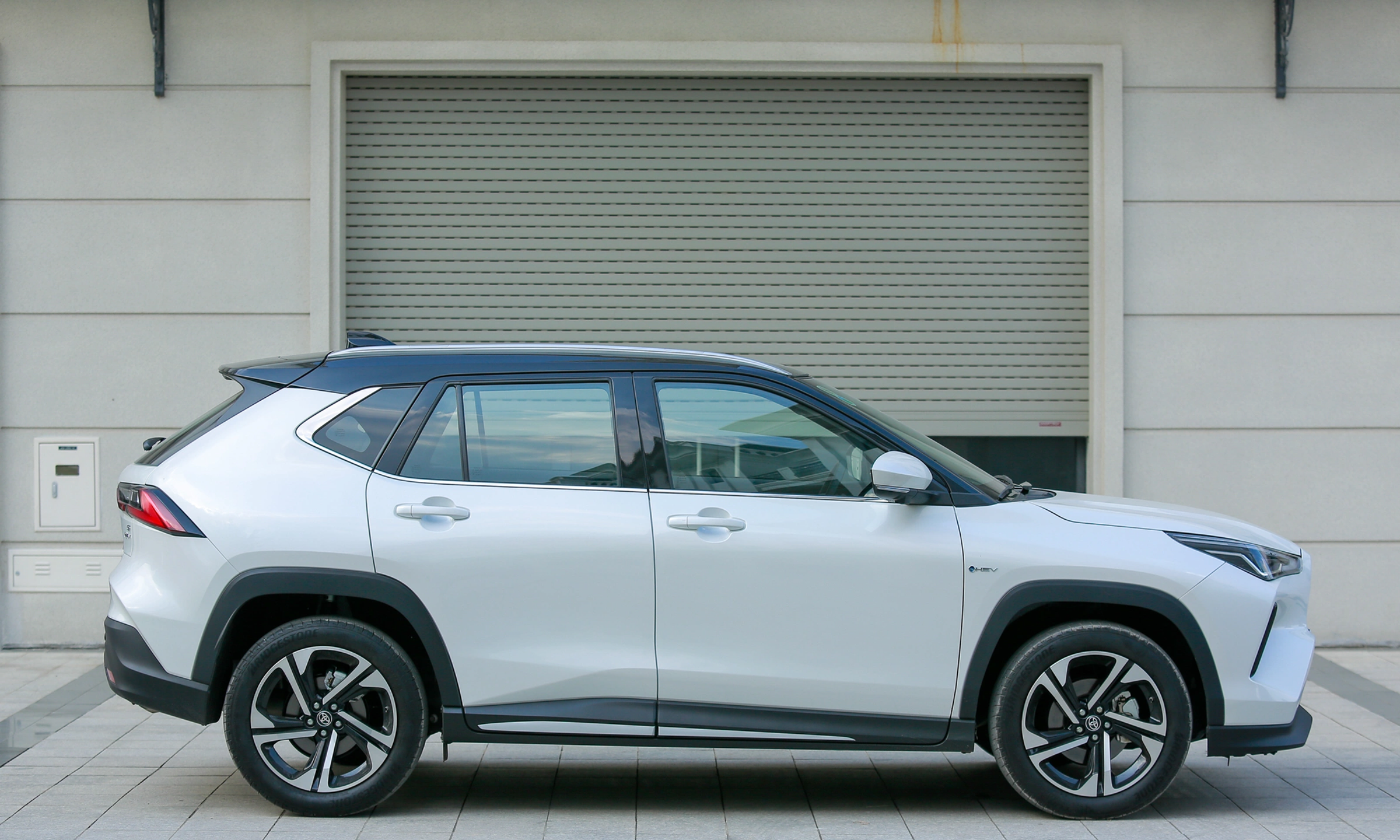 b4dcef_0583d66c8d8b4ac792560aafbcb14c12mv2-5 Toyota Yaris Cross Hybrid