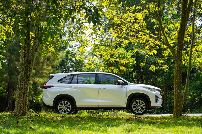 Mặt bên hông xe Innova Cross 2026