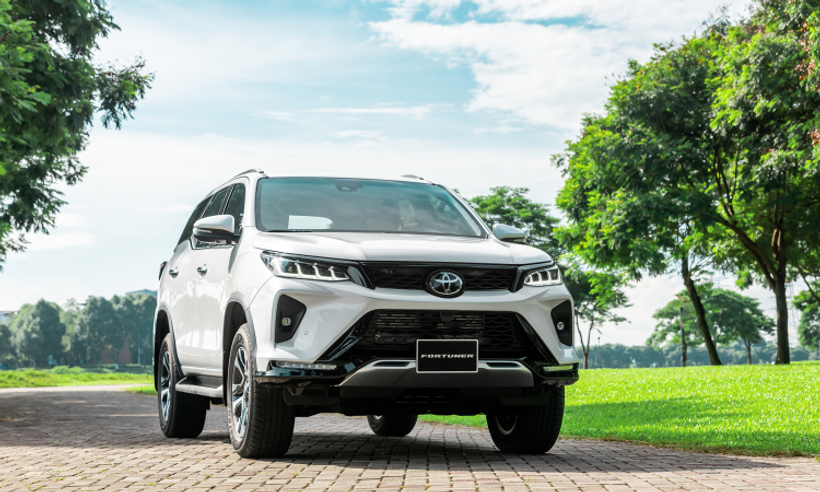 Toyota Fortuner - Sang trọng, mạnh mẽ, đi xa không ngại