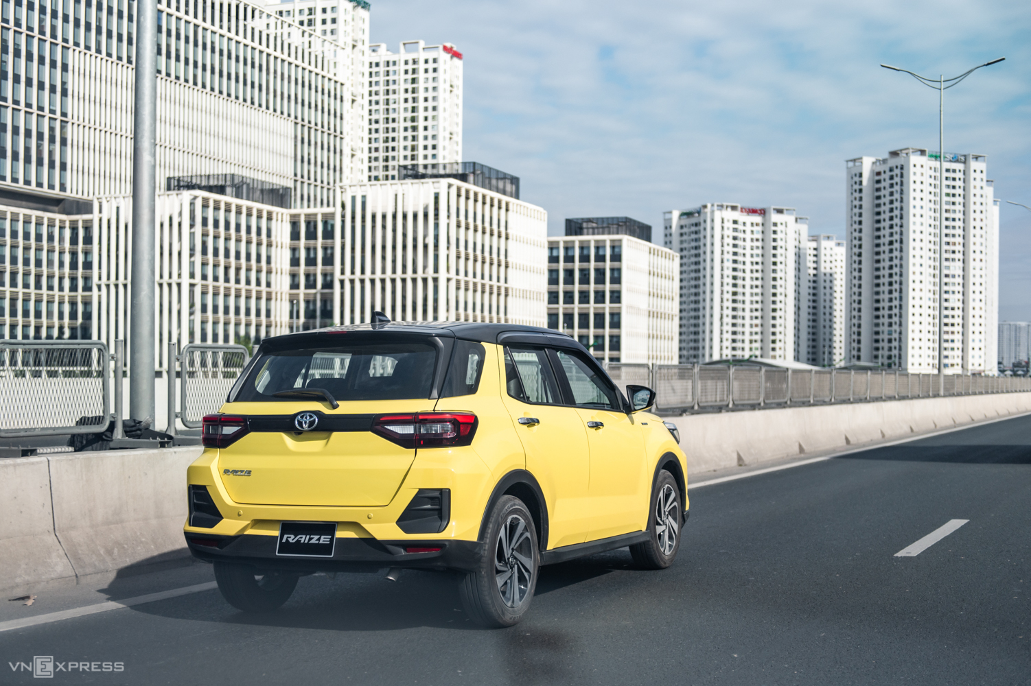 b4dcef_214b04fc55d848fa94e5f7d3cb7bfb1cmv2-2 Thiết kế đuôi xe