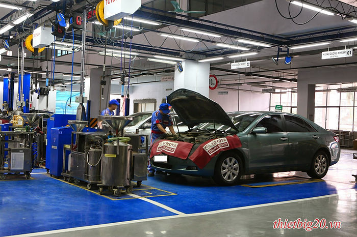 Kỹ thuật viên kiểm tra xe cho khách hàng