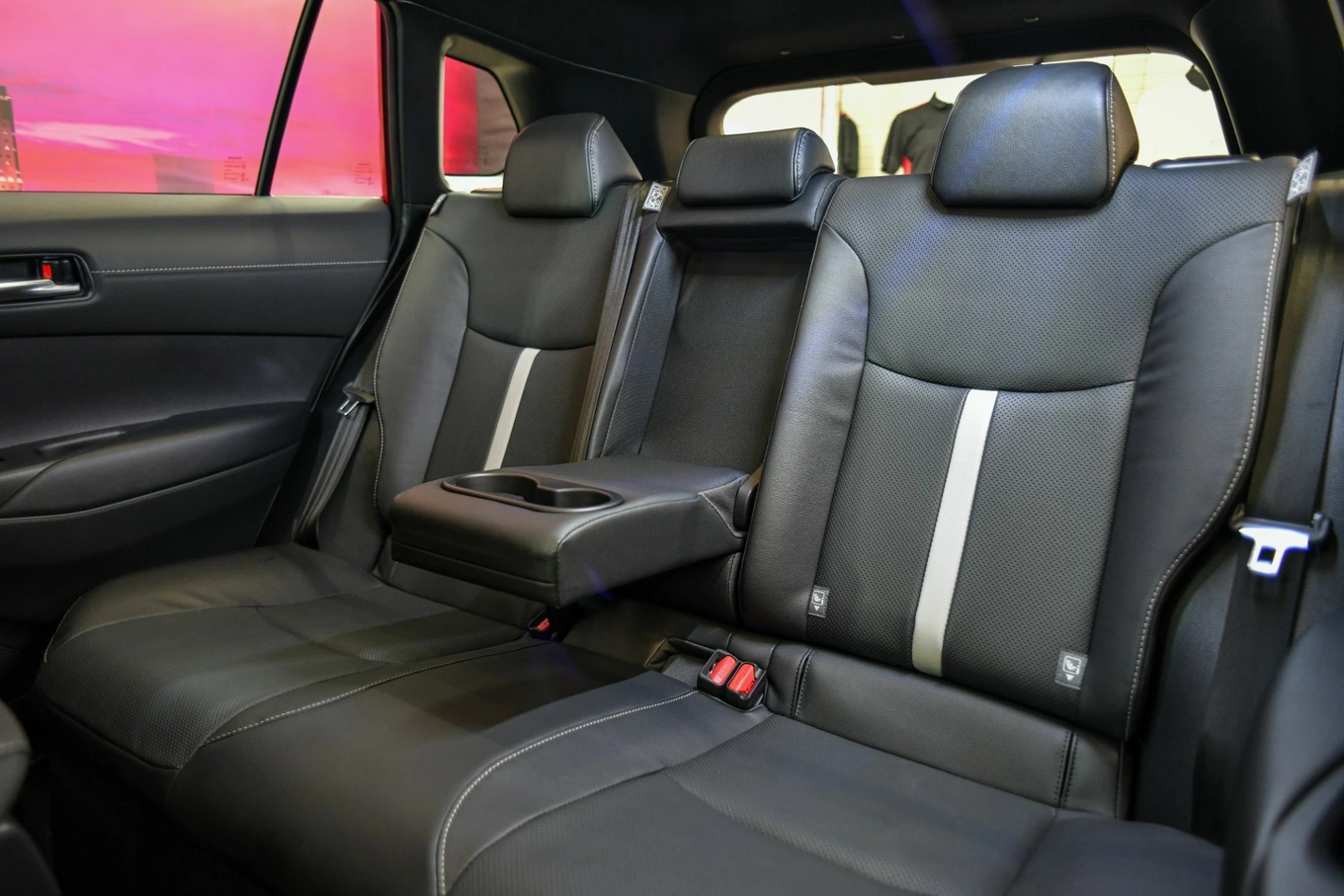 b4dcef_2c2dc96607fc4e96871c106147e40207mv2-1 hàng ghế ngồi sau