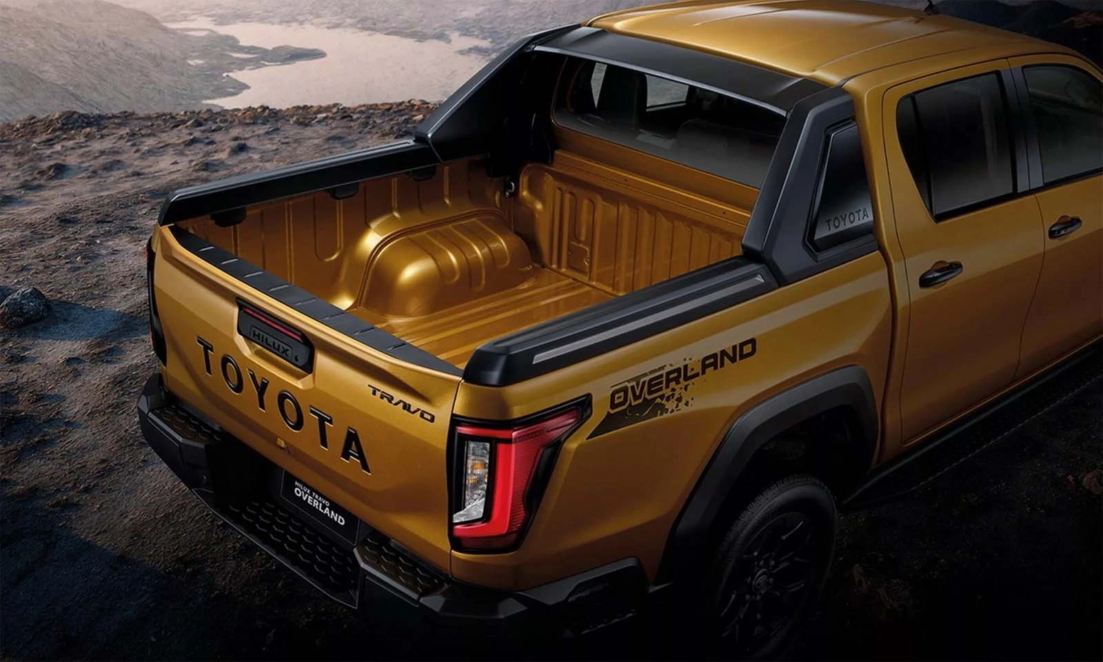 b4dcef_5988a7c0f08e498eb2e6dd2d0a3c1ae0mv2-2 Màu thùng xe trùng với màu thân xe