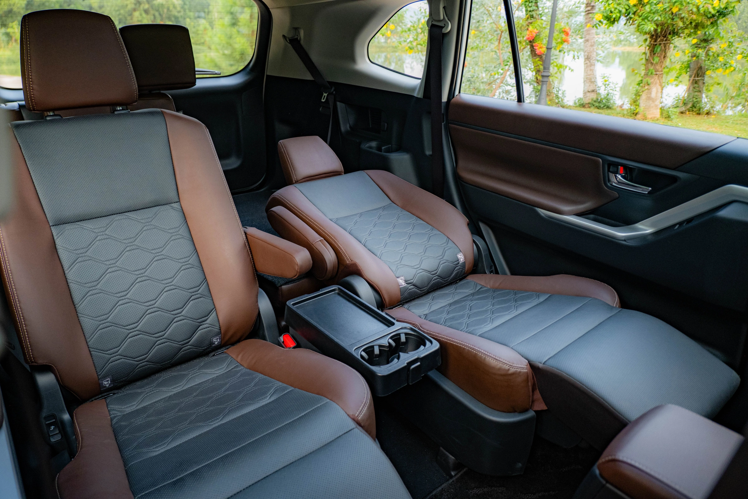 b4dcef_7422fbba65b7471ba1a20ccf98ec76d1mv2-2 Hàng ghế ngồi sau