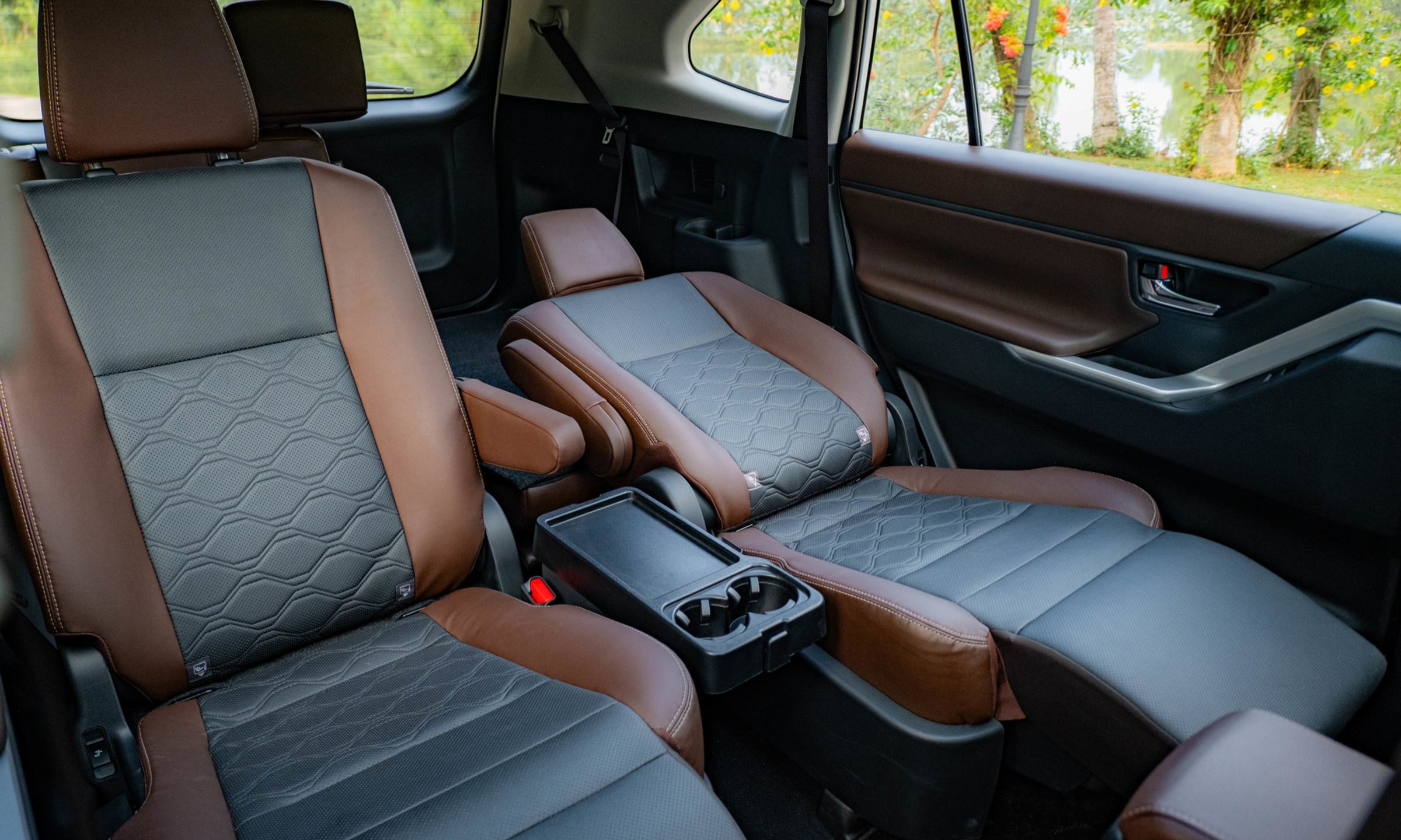 b4dcef_c5ec5a226b314bada8ea5da918796ae9mv2-1 So sánh hai phiên bản về nội thất và tiện nghi