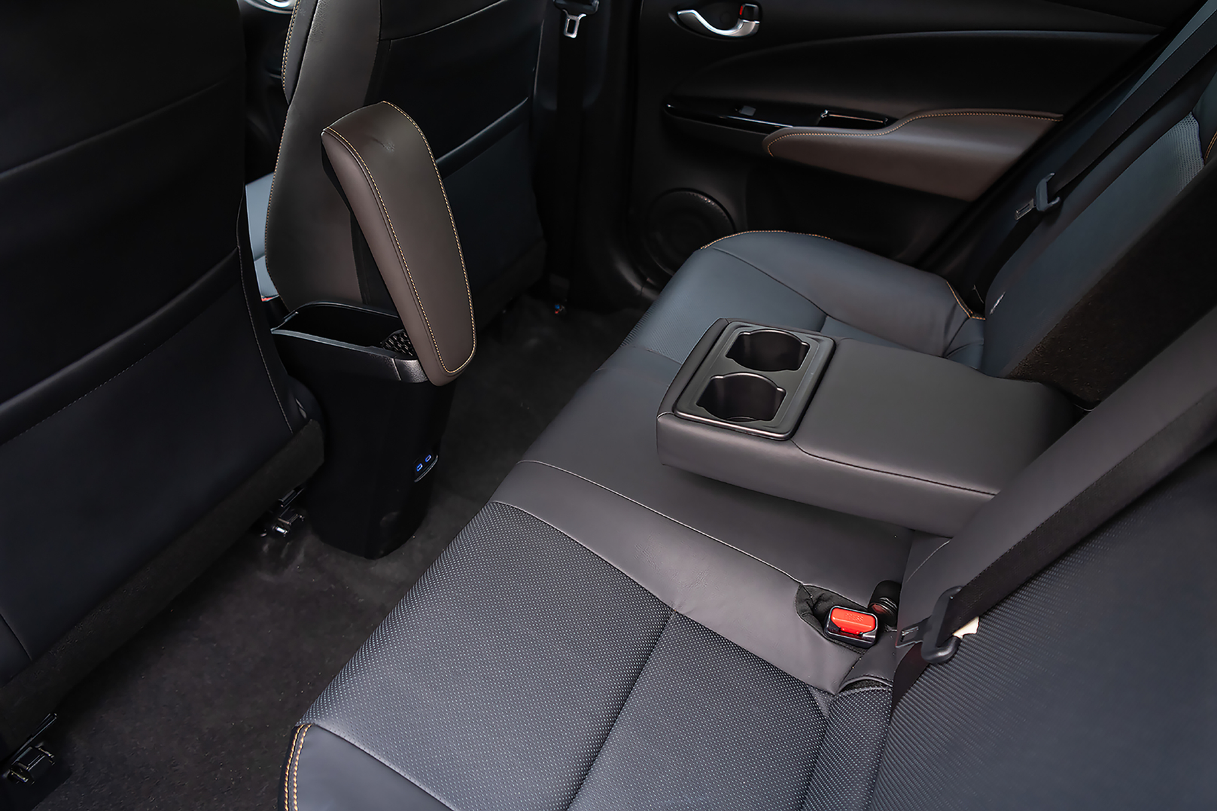 b4dcef_d52526aebd1143bca16686d8eec39614mv2-4 Hàng ghế ngồi phía sau