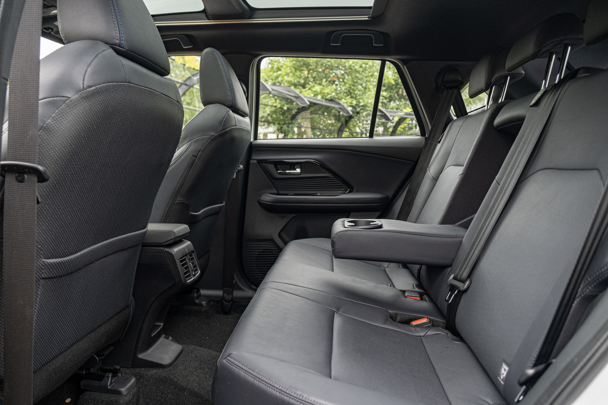 b4dcef_e4f0165d0cf64c6d858a34077270b88bmv2-2 Hàng ghế ngồi phía sau