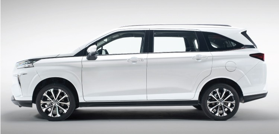 f03d58_bdea3faf56fa4ae181580393e68fe714mv2-2 Đường mạ chrome trải dài ở phần thân càng làm Veloz 2023 thêm nổi bật