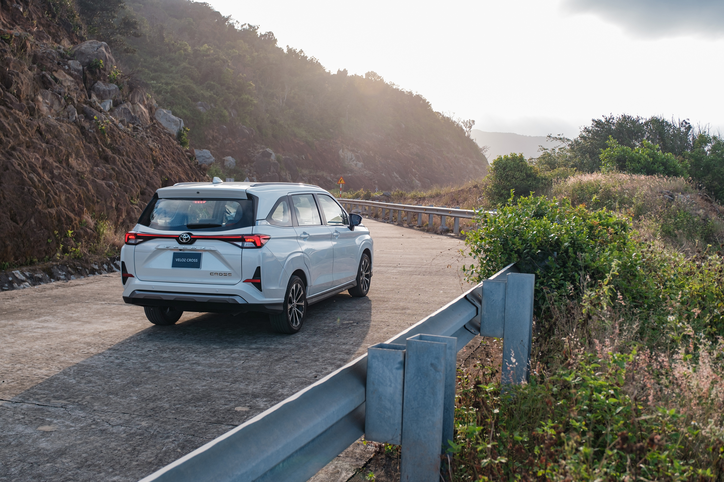 f03d58_ca619032d6224795ac410de616a1ee26mv2-1 Các đường gân chạy dọc từ đầu xe tới cột chữ D và đuôi xe