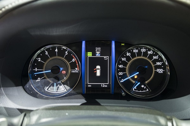 b4dcef_0aabfab1df724aa39c6448e00014bd73mv2-3 Màn hình giải trí xe Fortuner máy dầu 2.4AT 2022