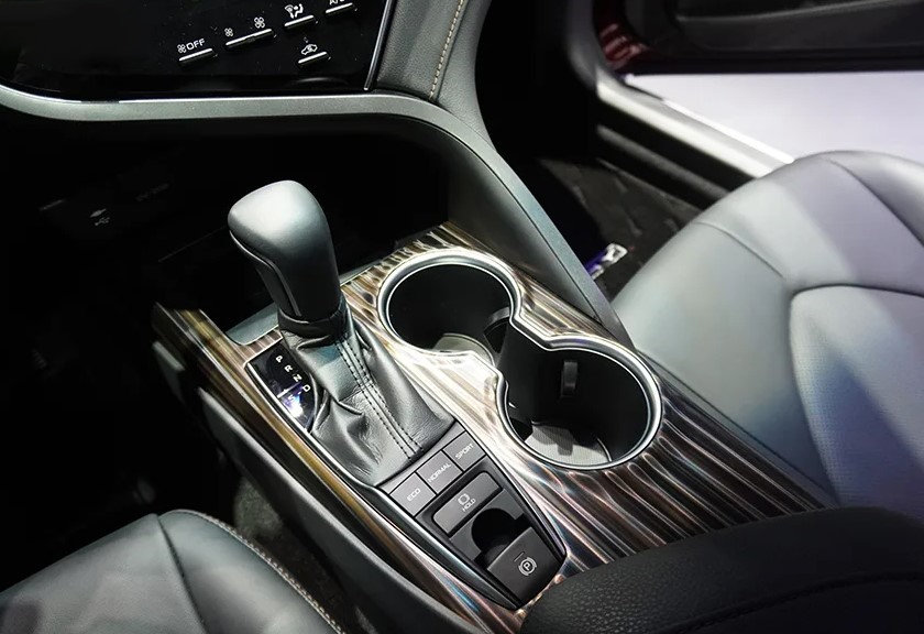 b4dcef_3802e4fa7ca14d2bb3b4978ef29c9d84mv2-1 Thiết kế cần số bọc da Toyota Camry 2023