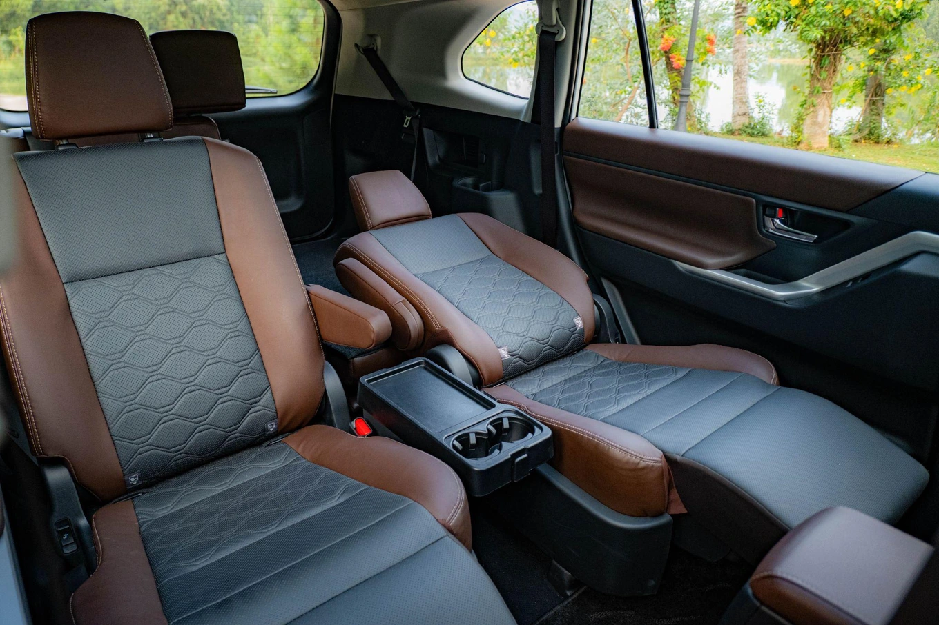 b4dcef_40470b2863054c38a0471246c7bfa4dfmv2-1 Hàng ghế sau rộng rãi tiện nghi