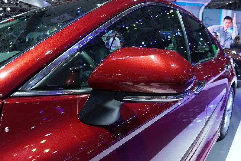 b4dcef_56d3d35a33144f1f9aeb25bc4ef06033mv2-1 Gương chiếu hậu Toyota Camry 2023