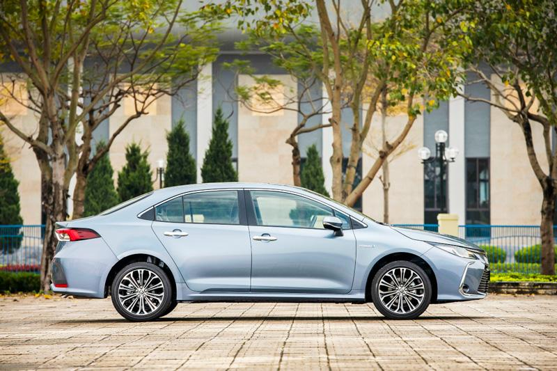 b4dcef_758e8a7be2cd4909a6b735b1f0fae76emv2-1 Thiết kế phần thân xe sang trọng thú vị