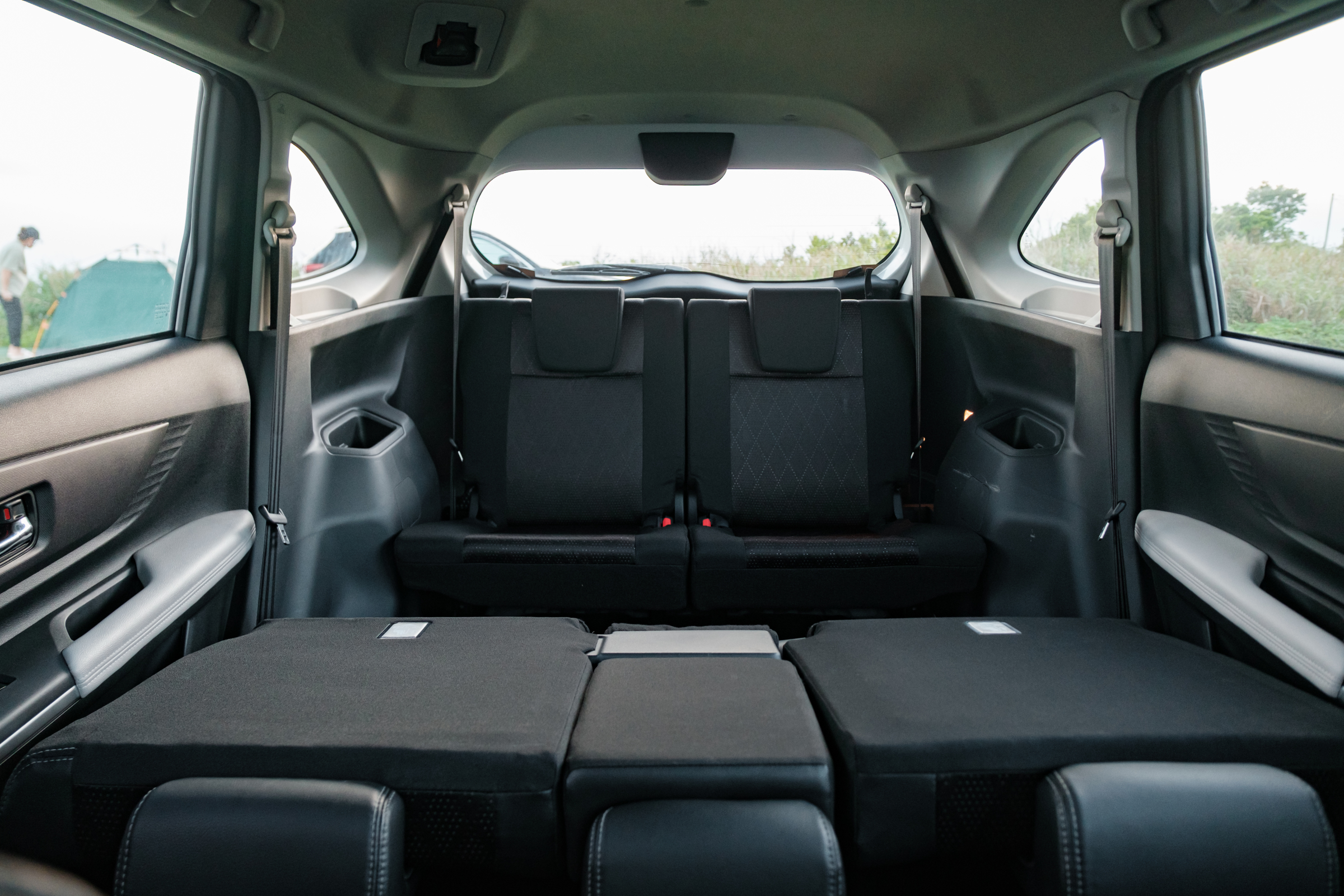 b4dcef_7b402e0e8eda4a59b657cb080a3642fcmv2-3 Thiết kế ghế ngồi phía sau