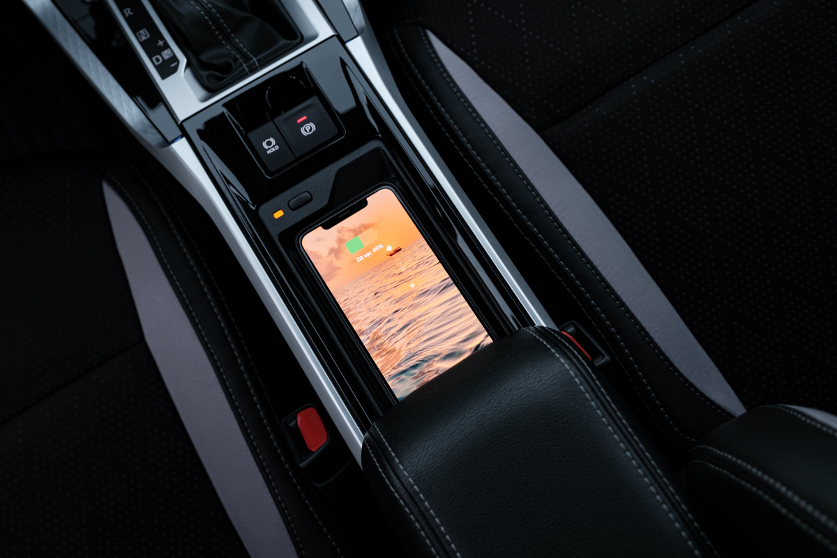 Tiện ích sạc điện thoại không dây trên xe Veloz TOP