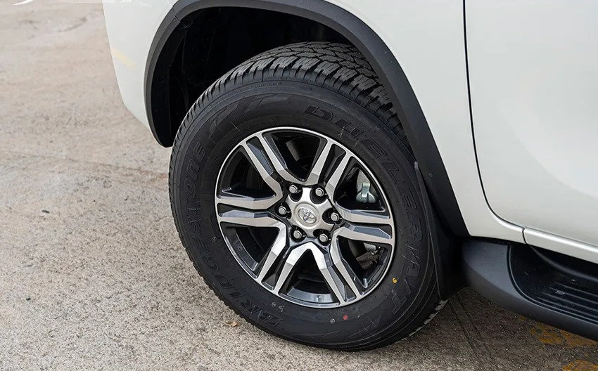 b4dcef_9df31780312e4c2dbc888ff7e8e25cd5mv2-3 Thiết kế mâm và lốp xe Fortuner 2022