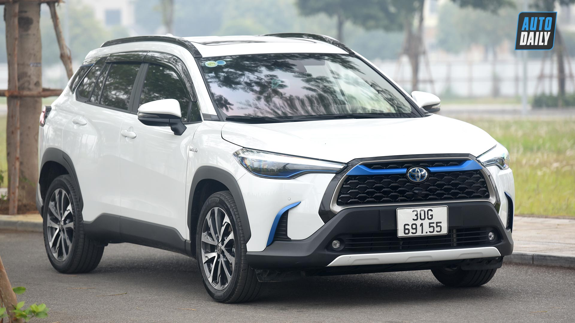 b4dcef_bbf75d89f42d41cdb716242ea45ef72bmv2-1 Toyota Corolla Cross 2023 màu trắng