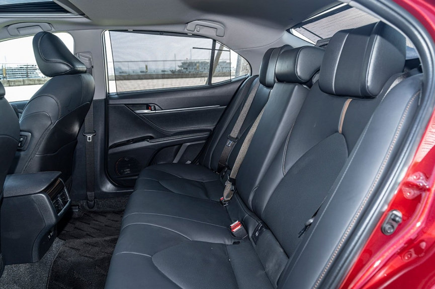 b4dcef_d9d424d725b948d39eca20d6ba86a5c8mv2-1 Hàng ghế sau Toyota Camry 2023