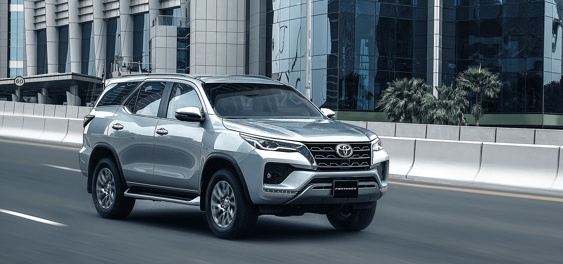 b4dcef_eae9aefa2c0740d6b8a3771178b2a690mv2-3 Toyota Fortuner máy dầu