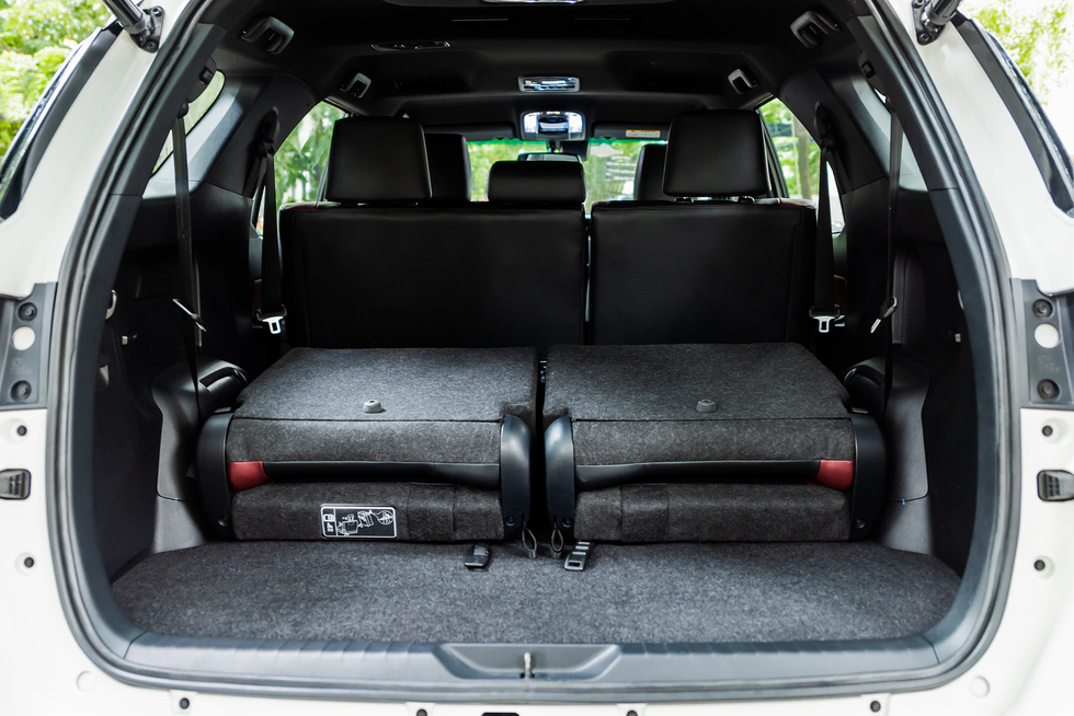 b4dcef_edbe40834e7342beaeb5a1e86c59e2f0mv2-3 ree