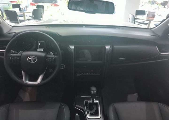 b4dcef_f593a86257de4e1cb27d6f83099ea8c9mv2-3 khoang-noi-that-xe-toyota-fortuner-may-dau-2022