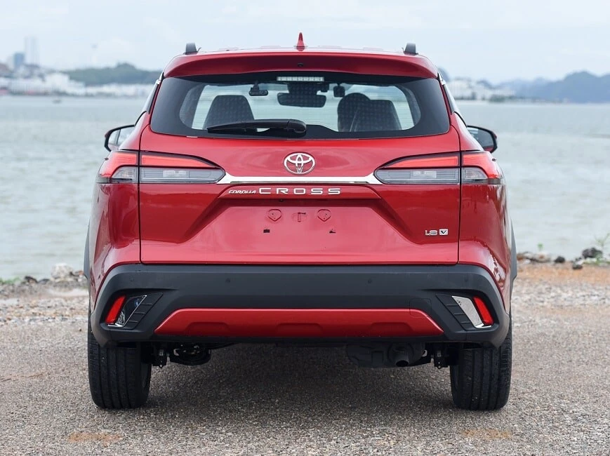 f03d58_7583849a245b4b9eb1e6fa0f15bc08cdmv2-1 Trang bị đầy đủ vây cá mập, cánh lướt gió và đèn phanh ở trên cao