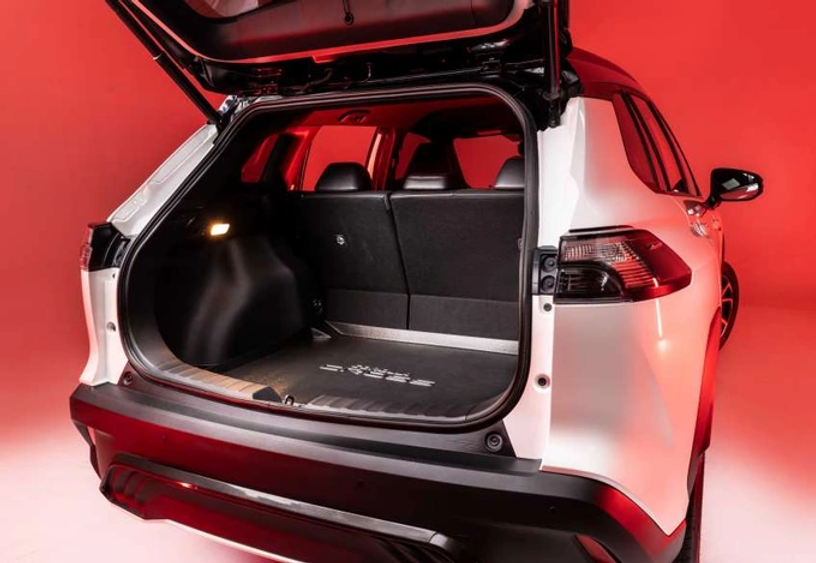 f03d58_cc6fb067af8f45e1a8b378cdeaea77b7mv2-1 Corolla-Cross-2023