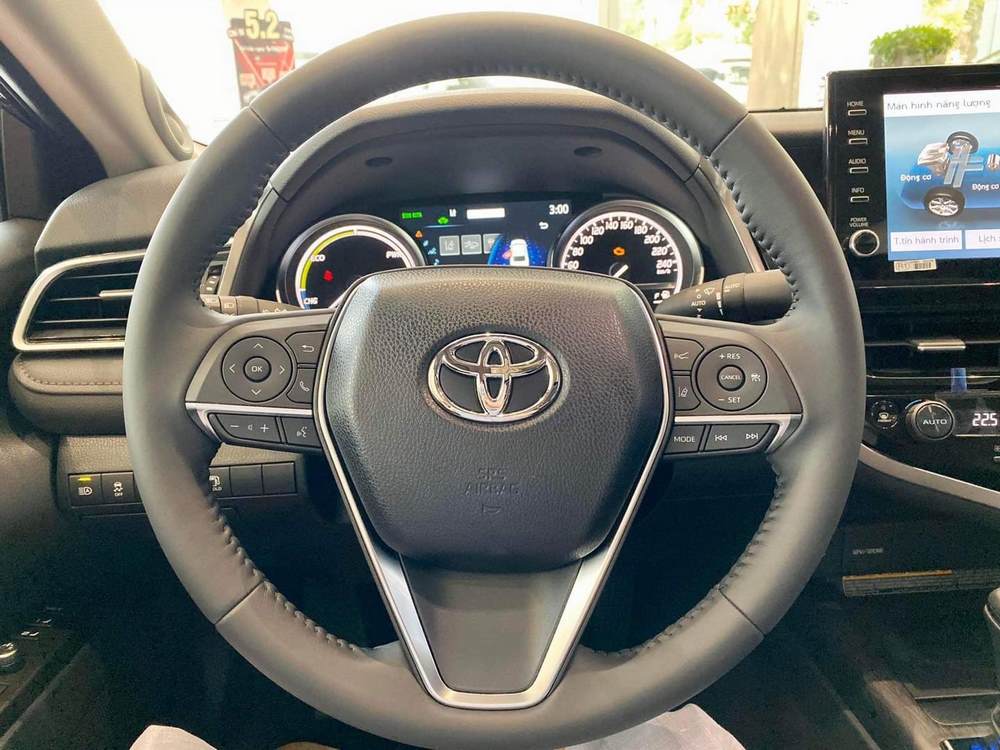 Vô lặng bọc da sang trọng, có thể chỉnh điện 4 hướng kèm bộ nhớ 2 vị trí.