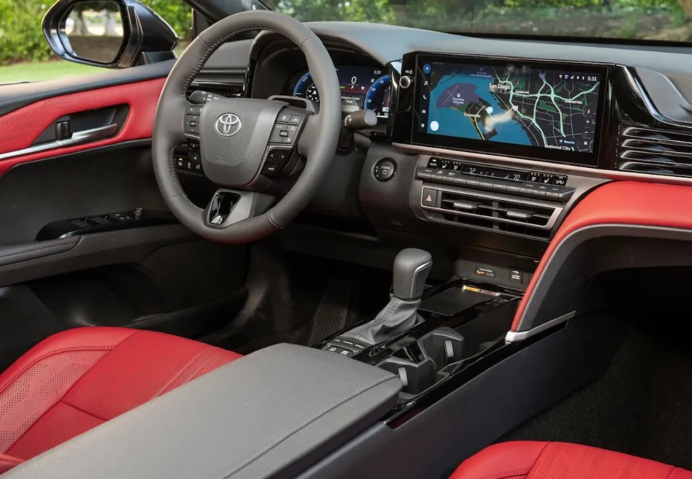 Nội thất và tính năng an toàn trên Toyota New Camry Hybrid 2026