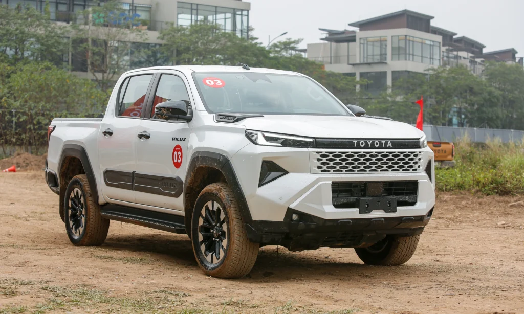 Toyota Hilux 2026: Giá lăn bánh (Tháng 6/2026), Khuyến mại & Thông tin xe chi tiết